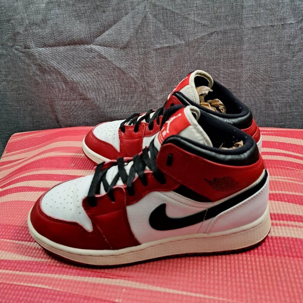 %Nike Air Jordan 1 Mid Chicago Youth Size 6 Red Black White AJ15